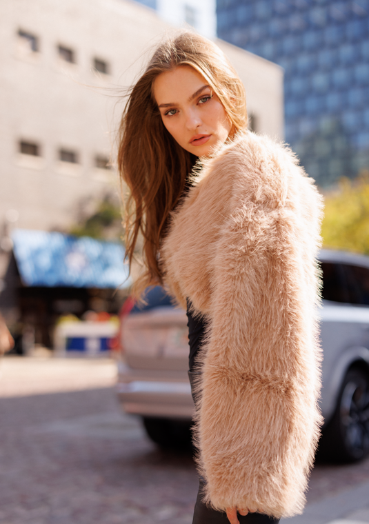 Chloe Coat Fur Taupe – Luxe Warmth in a Soft Neutral Shade