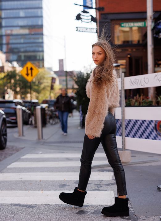 Chloe Coat Fur Taupe – Luxe Warmth in a Soft Neutral Shade