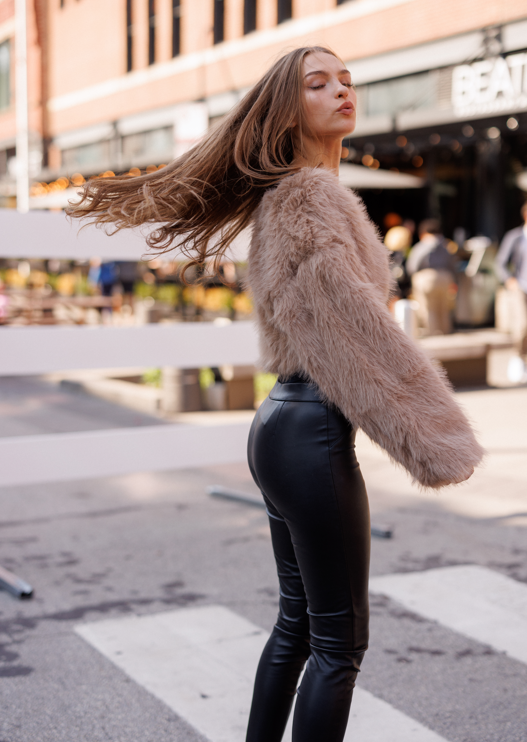 Chloe Coat Fur Taupe – Luxe Warmth in a Soft Neutral Shade