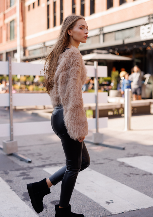 Chloe Coat Fur Taupe – Luxe Warmth in a Soft Neutral Shade