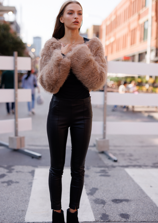 Chloe Coat Fur Taupe – Luxe Warmth in a Soft Neutral Shade