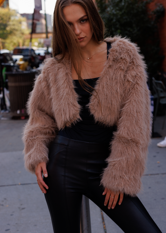Chloe Coat Fur Taupe – Luxe Warmth in a Soft Neutral Shade