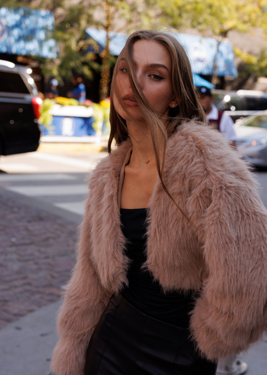 Chloe Coat Fur Taupe – Luxe Warmth in a Soft Neutral Shade