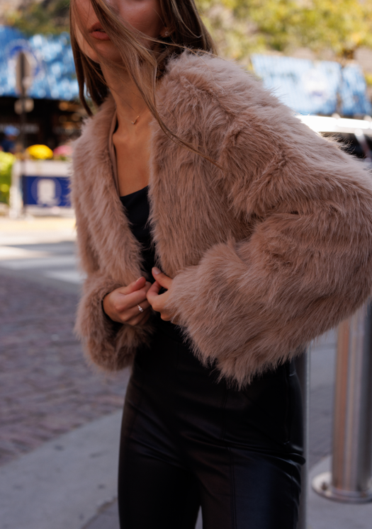 Chloe Coat Fur Taupe – Luxe Warmth in a Soft Neutral Shade